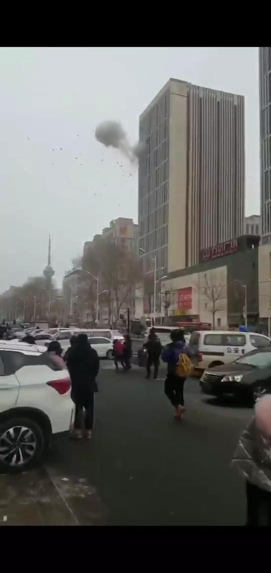 ▲今日下午，吉林省长春市红旗街万达广场公寓楼30层发生爆炸。视频截图