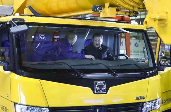 2017年12月12日，正在徐工集团考察的习近平，坐进刚下线的XCA220型全地面起重机驾驶室，向技术人员详细询问起重机的性能、产量、价格等