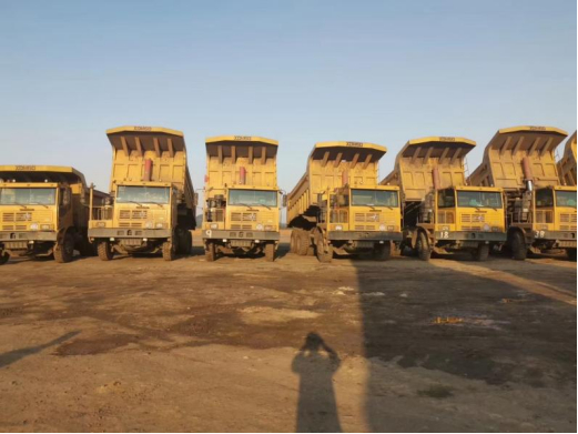  整装待发的重汽运煤车