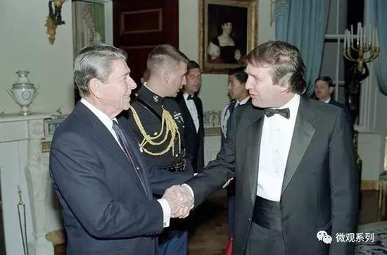 　“里根门徒”特朗普，两人握手时相差35岁