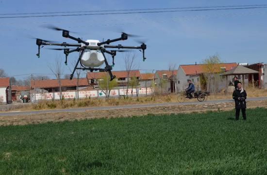 科技为农业生产带来变革。图为山东省高青县稻香农机合作社正在使用无人机喷洒农药。（乔金亮摄）