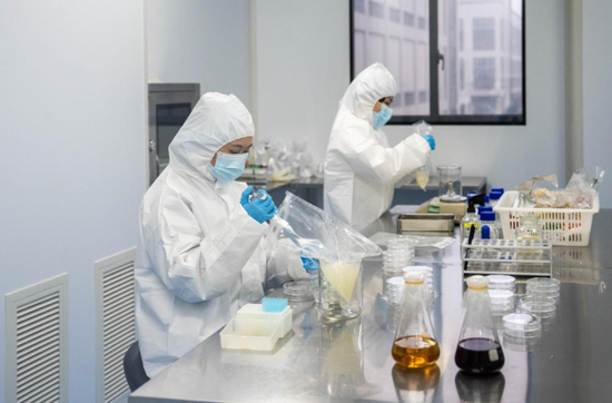 在湖南宁乡经开区一家预制菜企业食品检测中心，工作人员在检测食品成分。新华社记者 &nbsp;陈思汗摄
