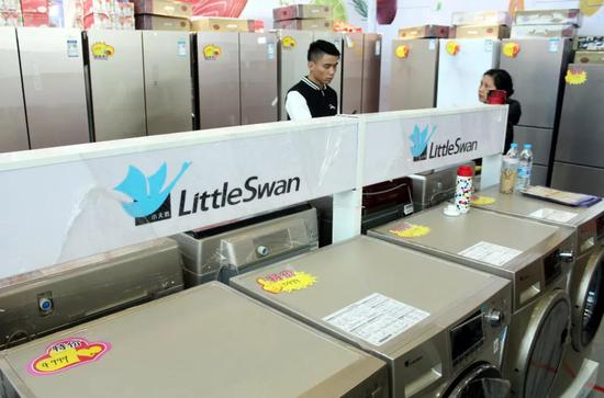 ▵&nbsp;市民在选购小天鹅滚筒洗衣机