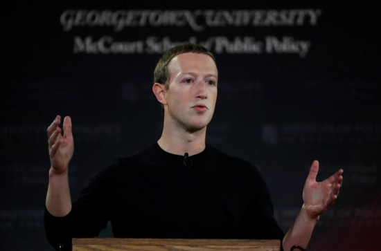 10月17日，Facebook董事长兼CEO马克·扎克伯格（Mark Zuckerberg）在乔治敦大学政治与公共服务学院（GU Politics）举办的论坛上演讲。图源：路透社