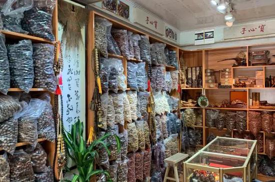  榜头镇的木珠商铺 林春挺 摄