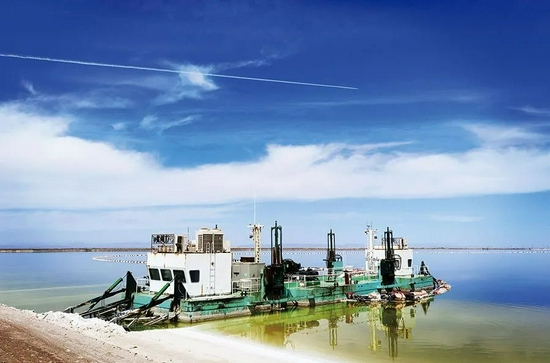 采盐船在察尔汗盐湖中作业