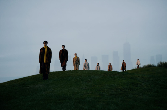 大秀分为三个篇章，场景从高楼大厦逐渐过渡到海边城市，生动地展现了新都市人的生活方式与态度