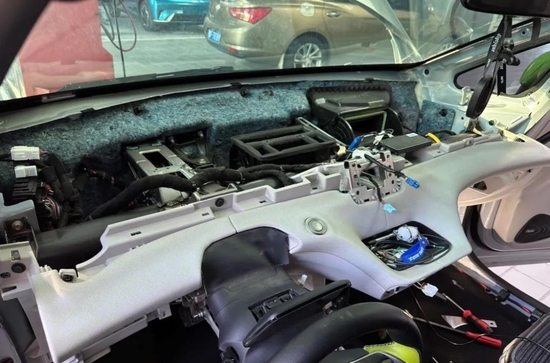 　　▲ 为更换空调蒸发器，需拆除仪表台 