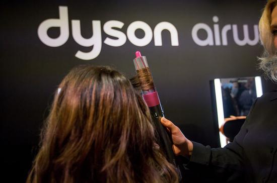 　　当地时间2018年10月9日，在纽约发布会上，戴森推出了一款美发造型器Airwrap ，主打卷发，利用康达效应（Coanda Effect），开启后，机身喷出的高压气流会让头发自然地“盘旋”在卷筒表面。来源：视觉中国
