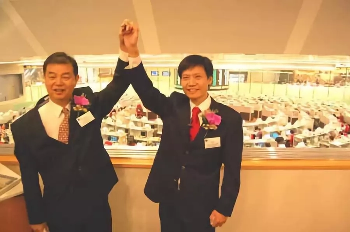 金山在香港联交所上市，雷军与时任金山董事长求伯君（左）举手庆贺。