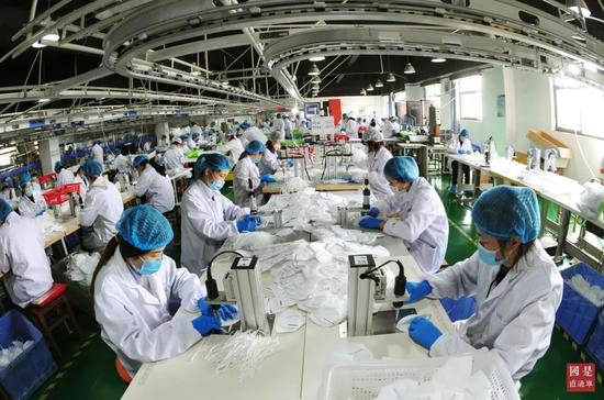  △青岛星域智能科技有限公司加紧生产民用防护口罩，保障国内需求前提下，出口美国、英国、德国、法国、巴西等二十多个国家和地区。中新社发 王海滨 摄