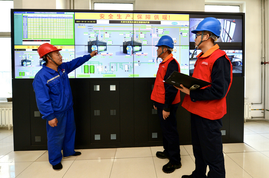 ▲国网天津电力员工到辖区供热站开展用电服务