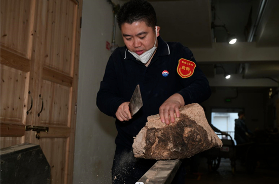 制曲师王正雪在拆曲