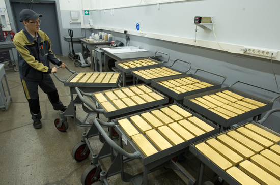 俄罗斯一大型贵金属加工厂内，工人在码放刚刚制好的金条。图片来源：视觉中国