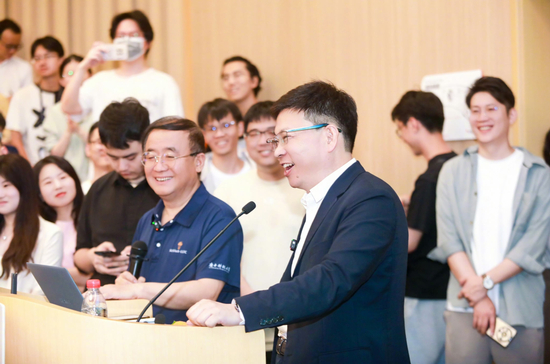 余承东作主题报告