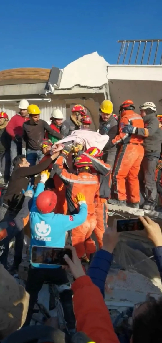 　　当地时间2月9日下午，邓鸣随行的救援队救出一名女性，中国的救援队和土耳其志愿者在合作。本文图片均由受访者提供。