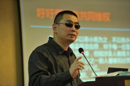 就像王家卫，王海在公开场合永远戴一只墨镜。来源：视觉中国