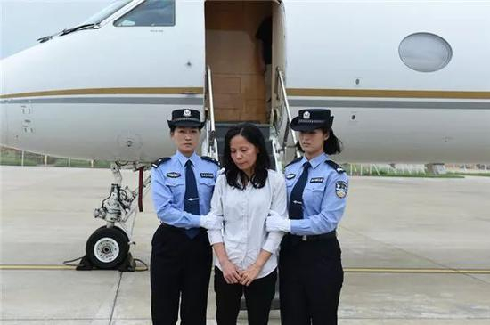 2015年9月，美国强制遣返贪污贿赂犯罪嫌疑人邝婉芳，邝婉芳为许超凡之妻（资料图片）&nbsp;