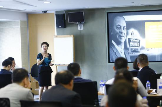 　▲李娟娟 | 麦当劳中国训练、学习、发展副总裁，麦当劳中国汉堡大学校长