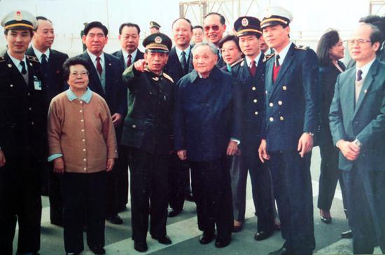 （资料图：1992年1月9日，邓小平视察深圳皇岗口岸。）