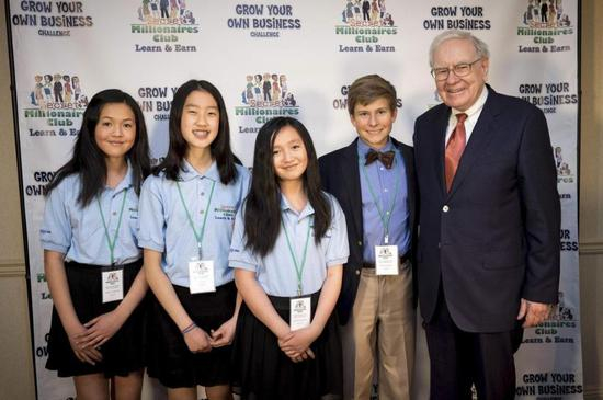 （巴菲特与第三届青少年创业大赛的个人与团队获奖者合影）