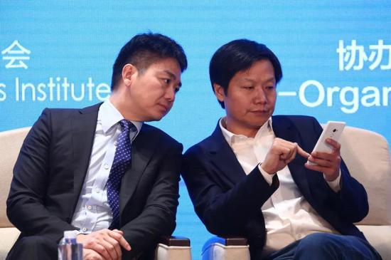 雷军为刘强东演示小米手机