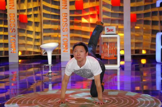 |&nbsp;张朝阳在节目里展示瑜伽。朗诵、唱歌、跳舞、武术、烧菜、魔术．．．．．．只有你想不到，没有实现不了的波士秀。