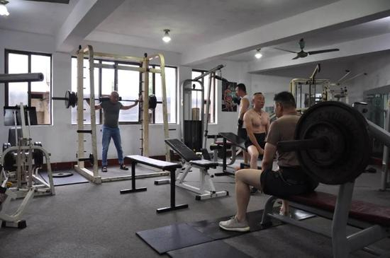 下午6点，来健身的人。中青报·中青网记者 马宇平/摄