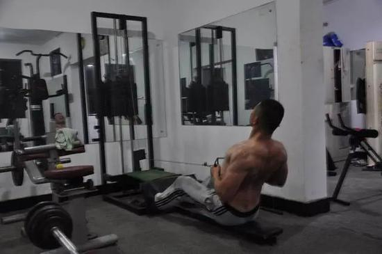 会员使用的划船机是张立勋 20 年前自己制作的。中青报·中青网记者 马宇平/摄