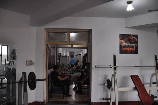  健身的中场休息。中青报·中青网记者 马宇平/摄