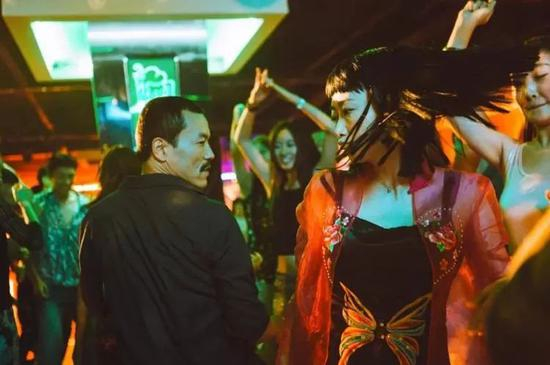 90年代迪厅女孩，也会戴上假睫毛。/《江湖儿女》