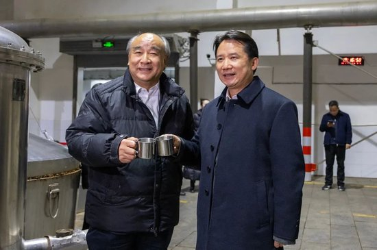 图：品尝新酿原酒