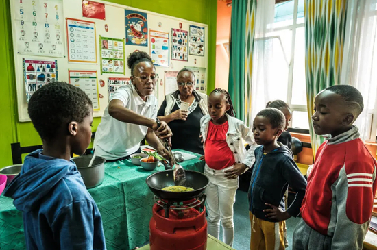 内罗毕的孩子们学习如何烹饪中国菜。 《纽约时报》