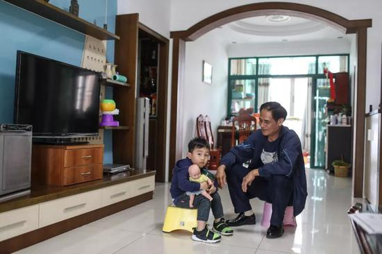 邓锦辉和小孙子。新京报记者浦峰 摄