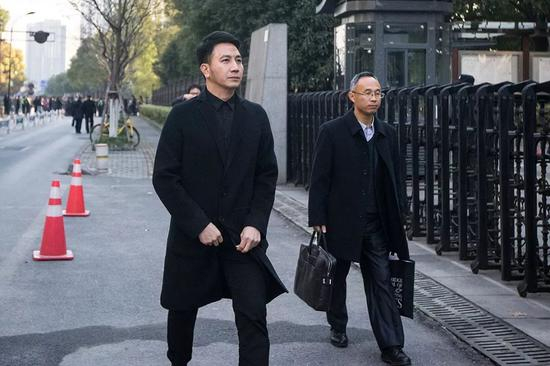 ▵2017年12月21日，杭州市中级人民法院开庭审理杭州保姆纵火案，受害人家属林生斌抵达法院，走进审判庭 图/视觉中国