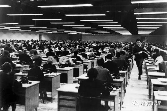 资本主义社会总是有形形色色的弱势群体，他们有时很安静，有时不可捉摸