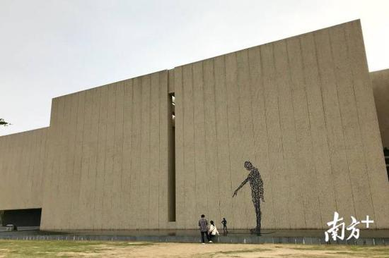 汕头大学 大小人雕塑