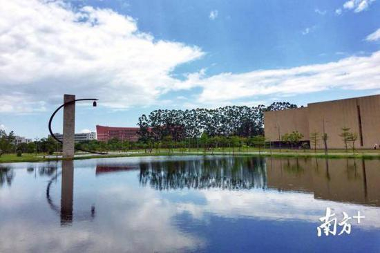 汕头大学真理钟及图书馆外景 南方日报记者 杨立轩 摄