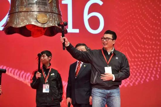 ▲&nbsp;带着去年被打的顺丰快递小哥到深交所敲钟