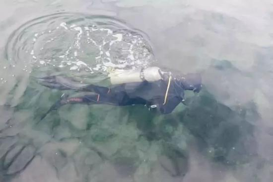 ▲&nbsp;潜水教练迈克·海米恩（Mike Hemion）打捞自行车