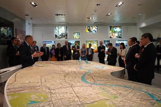 考察团听取乔治爵士关于金丝雀码头规划建设情况介绍。