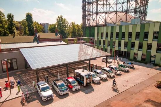 柏林欧瑞府零碳园内智慧能源系统控制下的超低能耗建筑、光伏建筑和充电设施。