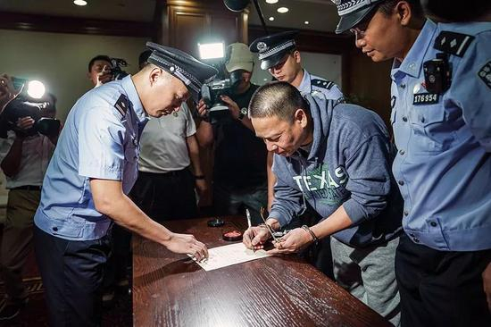 2018年7月11日，在北京首都机场，许超凡（右二）被强制遣返回国。图/新华