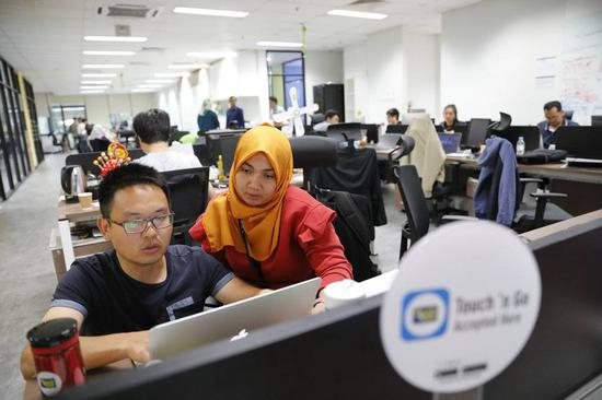 在马来西亚，Touch ‘n Go办公室蚂蚁金服员工和本地员工交流