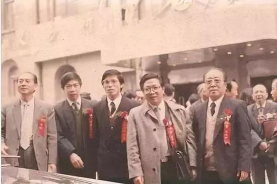 （左三 阚治东，左四 管金生 来源：网络）