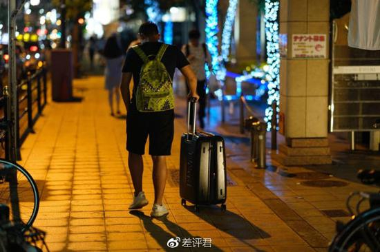 GZ 摄于大阪，图为同样回不了国的同胞