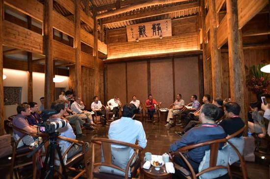 图为：马云与11位科学家论道