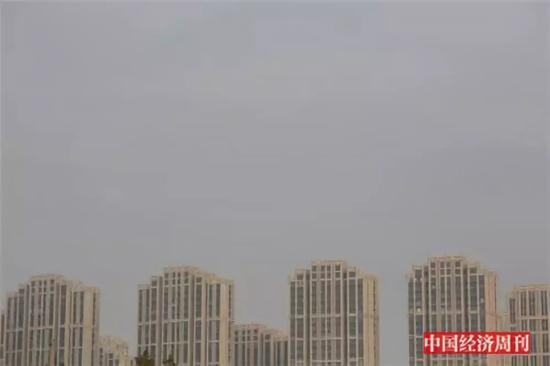 　　10月16日，燕郊的商品住宅楼。（《中国经济周刊》记者 胡巍 | 摄）