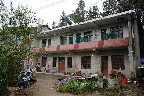 何家祖屋。戴桂花、何智夫妇居住于二楼最左侧的房间。摄影：翟星理