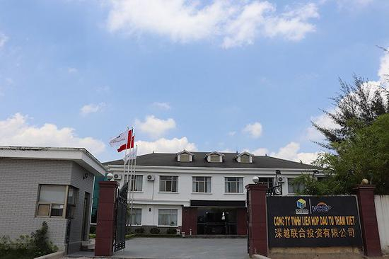 深越工业园办公楼大门。